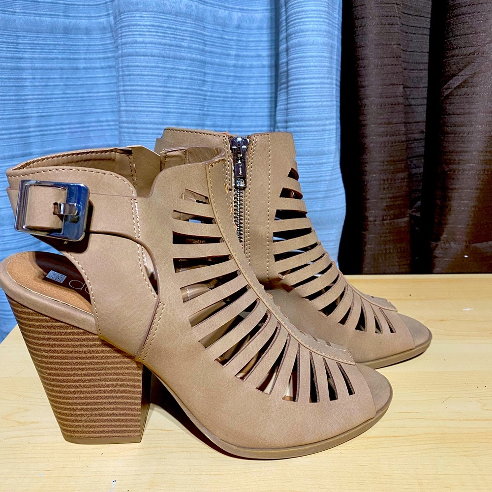 DIADORA  Women’s Beige High heels Sandals Size 9♦️